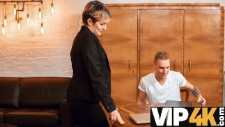 TUTOR4K。先生はセックス中に痴女のように振る舞う尊敬される女性です