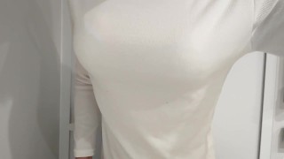Nep borsten crossdresser draagt ​​trui. BH wordt doorzien.