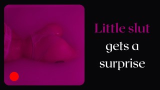 Petite salope obtient une surprise, elle ne s’y attendait pas - Audio porno.