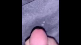 O cara se masturba e goza em um guardanapo para não manchar a cama