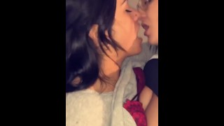 2 chicas frenchkissing en el baño