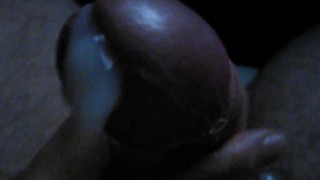 Me masturbo mientras veo un video porno y me corro duro