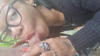 Катаюсь с выпяченной грудью, а затем останавливаюсь, чтобы выпить золотой дождь и помочиться 