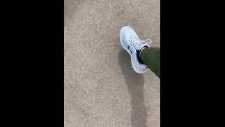 RT Corriendo a través del público al baño sucio vejiga tímida corriente mear el piso del asiento