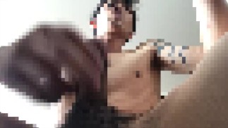 Fotografování selfie masturbace přímého vysokoškoláka přímo zespodu
