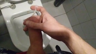 STIEFSCHWESTER ERWISCHTE GROSSEN SCHWANZ CUMSHOT IN ÖFFENTLICHER TOILETTE