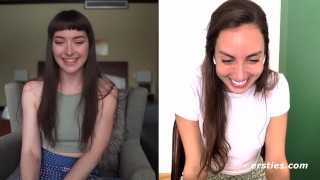 レズビアンBabesはお互いのために自慰行為をします