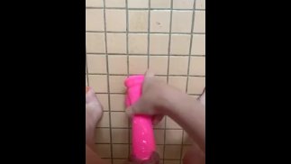 Vymočil jsem se na špinavou hotelovou podlahu a nechal to pro pokojskou 