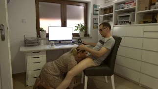 Secretaresse brengt me koffie naar mijn kantoor en berijdt me dan haar strakke kutje, cumshot op gez