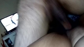 regarder du porno avec lui me mangeant à l’envers jusqu’aux couilles, il a rempli ma chatte de sperme je suis venu