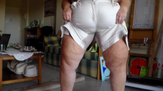 Jen está orinando todo en sus pantalones cortos