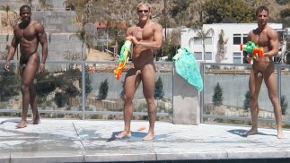 NAKED FRAT BOY POOL PARTY- Žádné obleky nejsou povoleny