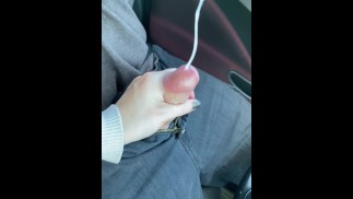 Überraschungs-Handjob während ich die Autobahn hinunterfuhr und mit einem lauten stöhnenden Orgasmus endete