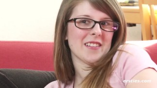 Ersties: Carino Collegio Babe si strofina prima di masturbarsi la sua figa pelosa