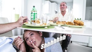 Blonde tiener PAWG Alyssa Cole krijgt haar zin met papa's vriend