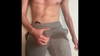 Grande cazzo in pantaloni della tuta grigi