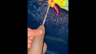 在水槽的洋娃娃上撒尿，看着我