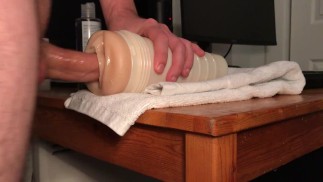 Gorący Facet Jęczy I Pieprzy Fleshlight Aż Do Wytrysku - Solo Mężczyzna Masturbuje Się