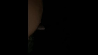 Chupando y follando en la piscina después del anochecer 