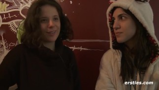 Ersties: Italské Kočky Mají Sexy Lesbickou Zábavu V Lázních