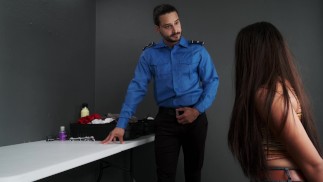 Agent TSA znalazł moje niegrzeczne zabawki w torbie i zabrał mnie do swojego biura