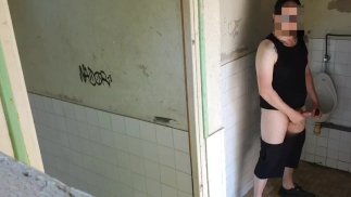 Exhib Ryzykowna Masturbacja Publiczna, Ekstremalna Sperma, Przekłuty Kutas i Tatuaż