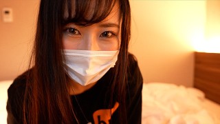 Japans schattig meisje geeft een man een handjob terwijl facesitting en wordt gegeten kut.