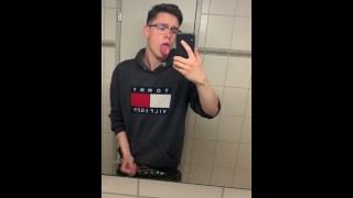 Twink szarpie się w publicznej toalecie
