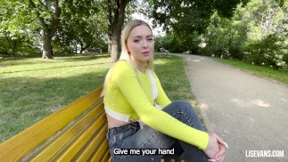 Я помог незнакомке на улице, и как же она меня отблагодарила