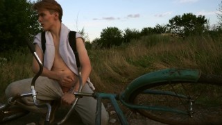 vélo d’été. pipe chaude en faisant du vélo