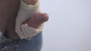 Paja por el médico en el hospital. Enfermera con guantes de goma masturbándome la polla