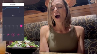 Orgasmo grandioso in un ristorante, utilizzando il vibratore Lush a controllo remoto