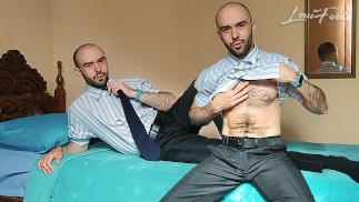 Owłosiony Biznesmen Striptiz, Palcówka Duży Tyłek, Szarpanie Się I Cumming Przez LouiFerdi