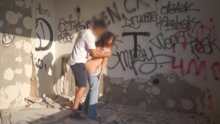 Schneller Sex in einem verlassenen Gebäude, bis die Security kam