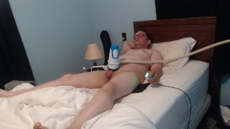 Twink usando mi nueva máquina de ordeño nimblestroker para un Explosive final