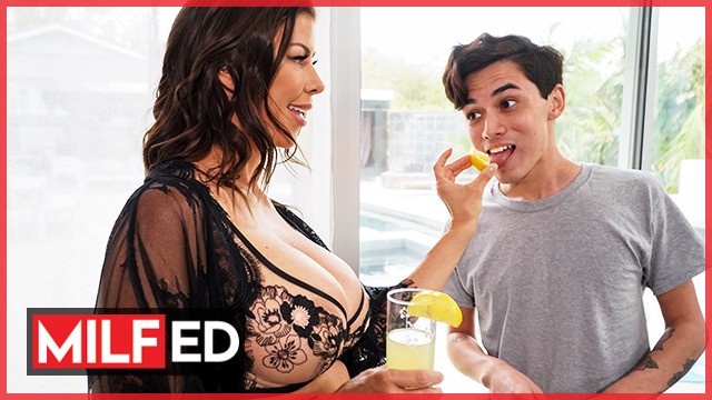 Milfed - Stoute bombshell Alexis Fawx plaagt het zwembad Guy om haar te neuken als haar man weg is