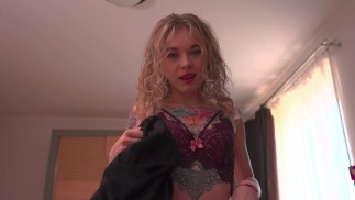 Verspieltes Hottie in Strümpfen gibt Blowjob und Eierlecken, bevor sie Schwanz reitet. Karneli Bandi