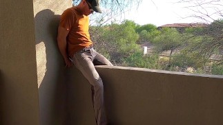 Pisse und Sperma auf einem Hotelbalkon