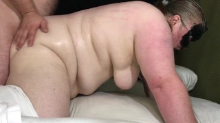 BBW Op z'n hondjes. Sirens genot en borr. Sexy pov, zijaanzicht. BBW koppel seks. Milf Belly wiebelt.