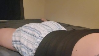 ベッドをこぶしながら汚い話をしている熟女