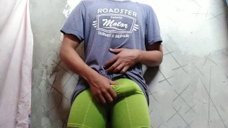 Alan Tokers se masturba no banheiro