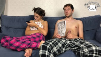 Сводный брат тайно рядом со сводной сестрой, но она поймала его! они КОНЧАЮТ ОДНОВРЕМЕННО