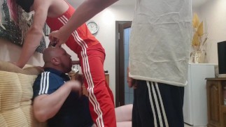 En hier een andere ALPHA MAN in ADIDAS neukt mijn keel hard met zijn GROTE LUL