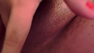 BBW Latina wrijft poesje met papa's sperma