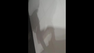 přítelkyně dává bwc kouření ve sprše