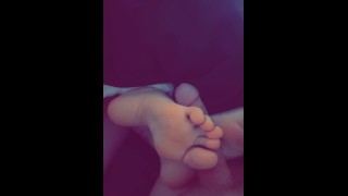Je baise les voûtes hautes d’Evie jusqu’à ce que je jouisse sur ses pieds d’ado
