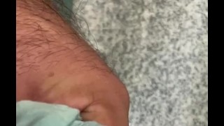 SE MASTURBER AVEC UNE CULOTTE EN SOIE DE FEMME