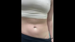 PERSONAL TRAINER laat zichzelf klaarkomen OP HET WERK in de SPORTSCHOOL
