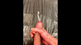 Chico caliente se masturba viendo porno mientras su novia está fuera con corrida en POV