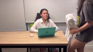 A garota popular da universidade faz de tudo para passar na matéria 😏